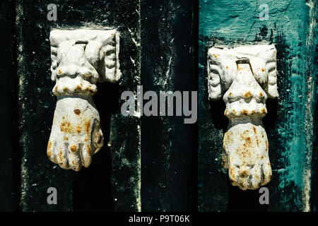 Poignées de porte de style mauresque à Tavira, Algarve, Portugal Banque D'Images