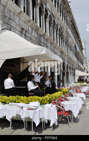 Groupe jouant à l'extérieur Grand café Quadri dans la place Saint Marc, Venise Banque D'Images