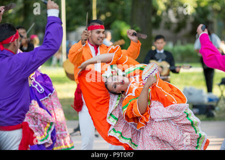 KAZANLAK, BULGARIE - 21 juillet 2016 : de belles danseuses en costumes traditionnels Mexicains du Mexique étonnamment effectuer une danse rapide spectaculaire à une Banque D'Images