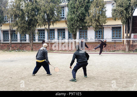 Les hommes de jouer au badminton dans Bhaktapur, Népal Banque D'Images