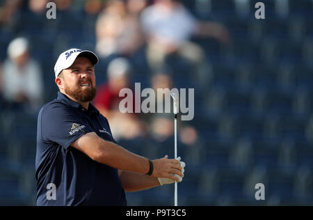 La République d'Irlande Shane Lowry tees au large de la 3e au cours de la première journée de l'Open Championship 2018 à Carnoustie Golf Links, Angus. Banque D'Images