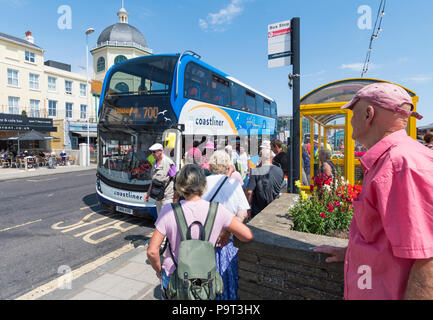 Les gens d'embarquer dans un nouveau numéro 700 respectueux de Stagecoach bus Coastliner en été à Worthing, West Sussex, Angleterre, Royaume-Uni. Banque D'Images