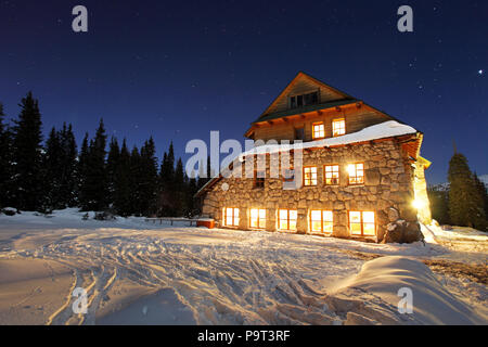 Chalet en Pologne Tatras - Murowaniec la nuit Banque D'Images
