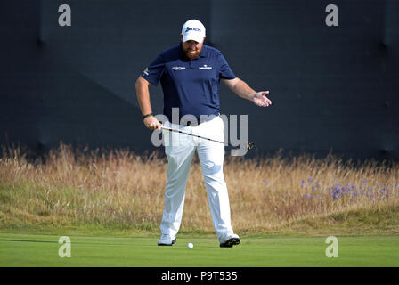 La République d'Irlande Shane Lowry sur le 4e green au cours de la première journée de l'Open Championship 2018 à Carnoustie Golf Links, Angus. Banque D'Images