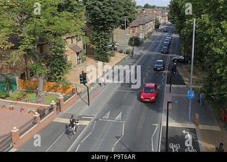 Vue de haut niveau de Markhouse Road, Londres E17. Une longue route urbaine, nouvellement rénové à inclure des pistes cyclables séparées et jonctions pour les piétons. Banque D'Images