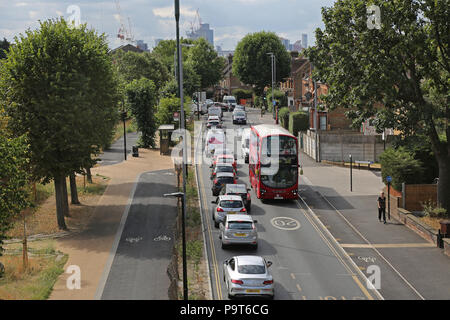 Vue de haut niveau de Markhouse Road, Londres E17. Un poste occupé, urbains, routiers et remodelé pour inclure des pistes cyclables et des jonctions pour les piétons. Banque D'Images