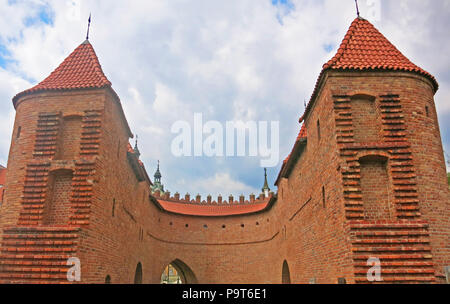 Gate dans la fortification, Barbican sortie de la vieille ville à la nouvelle ville, Varsovie, Pologne Banque D'Images