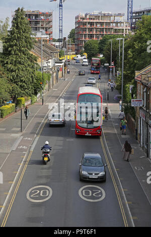 Vue de haut niveau de Markhouse Road, Londres E17. Une longue route urbaine, nouvellement rénové à inclure des pistes cyclables séparées et jonctions pour les piétons. Banque D'Images