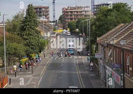 Vue de haut niveau de Markhouse Road, Londres E17. Une longue route urbaine, nouvellement rénové à inclure des pistes cyclables séparées et jonctions pour les piétons. Banque D'Images