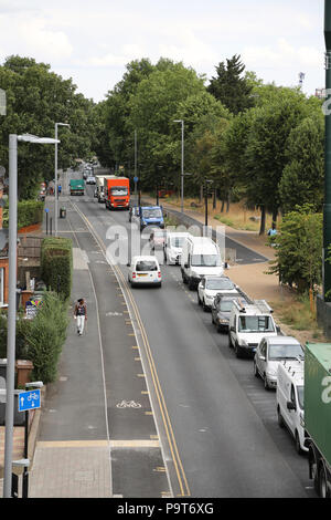 Vue de haut niveau de Markhouse Road, Londres E17. Une longue route urbaine, nouvellement rénové à inclure des pistes cyclables séparées et jonctions pour les piétons. Banque D'Images