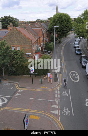 Vue de haut niveau de Markhouse Road, Londres E17. Une longue route urbaine, nouvellement rénové à inclure des pistes cyclables séparées et jonctions pour les piétons. Banque D'Images