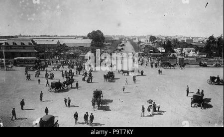 . Anglais : Ancienne gare de Chacarita de Buenos Aires Central Railway (à gauche) sur l'Avenue Federico Lacroze, vu de l'entrée principale du cimetière de Chacarita. À droite, l'Avenue Corrientes. Buenos Aires, Argentine. Español : Estación Chacarita del Ferrocarril Central de Buenos Aires (a la izquierda) sobre la Av. Federico Lacroze, vista desde la entrada al Cementerio principal de la Chacarita. A la derecha, la Av. Corrientes. vers 1910 295 1910 ca Chacarita (AGN) Banque D'Images