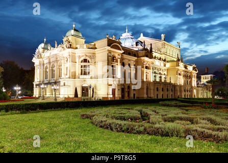 Juliusz Slowacki Theater par nuit à Cracovie, Pologne. Banque D'Images