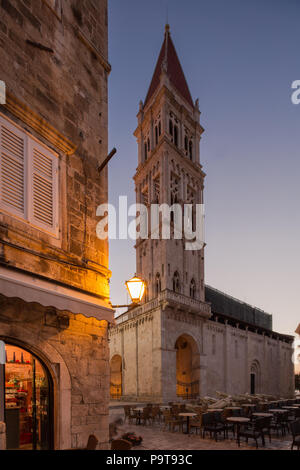 Tour de la cathédrale médiévale dans la ville de Trogir en Croatie quelques instants avant le lever du soleil. La ville est encore et tranquille. Banque D'Images