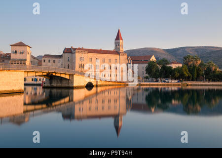 Vieille ville de Trogir, Croatie instants après le lever du soleil sur un beau matin d'été. La ville est encore et tranquille. Banque D'Images