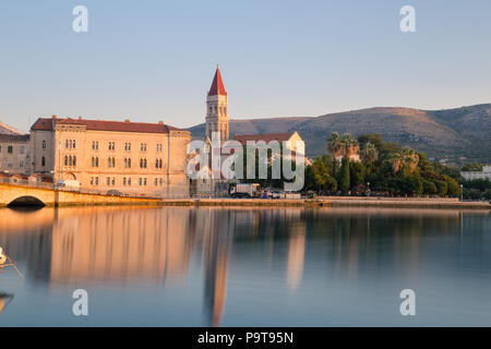 Vieille ville de Trogir, Croatie instants après le lever du soleil sur un beau matin d'été. La ville est encore et tranquille. Banque D'Images