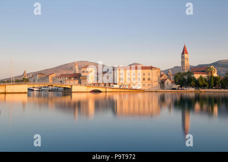 Vieille ville de Trogir, Croatie instants après le lever du soleil sur un beau matin d'été. La ville est encore et tranquille. Banque D'Images