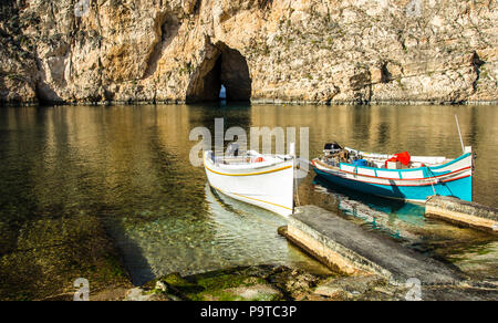 Les bateaux de pêche traditionnels à la mer intérieure de Gozo Banque D'Images