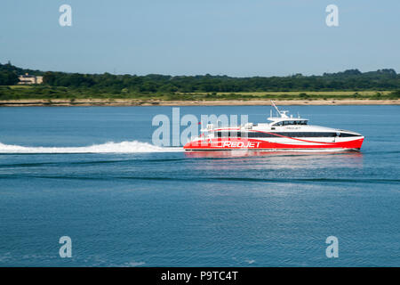 Photo panoramique de la Red Funnel Jet Rouge 6 voyages à Southampton Docks de East Cowes sur l'île de Wight lors d'une journée ensoleillée en été. Banque D'Images