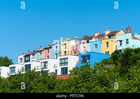 Maisons mitoyennes colorées donnant sur la zone d'Cliftonwood au bord de dock et de condensats chauds à Bristol sur une journée ensoleillée. Banque D'Images