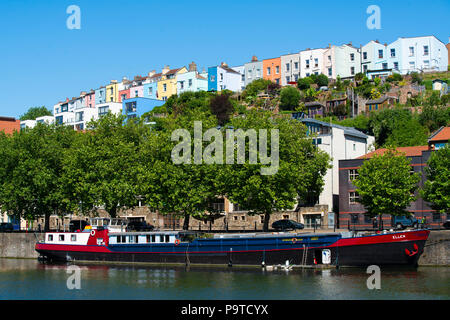 Maisons mitoyennes colorées donnant sur la zone d'Cliftonwood au bord de dock et de condensats chauds à Bristol sur une journée ensoleillée. Banque D'Images