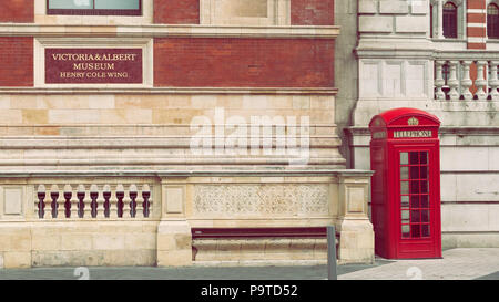 Victoria and Albert Museum, cabine téléphonique - Londres, Royaume-Uni Banque D'Images