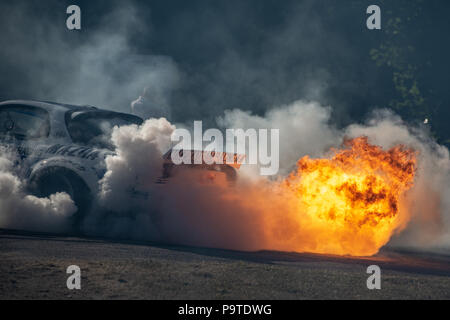 Red Bull Racing drift Mazda voiture conduite par Mad Mike Whiddett rouets et crachant des flammes à l'échappement à Goodwood Festival of Speed 2018 Banque D'Images