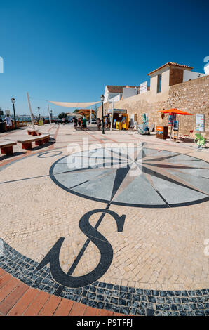 Vue sur une chaussée de pierre mosaïque d'une rose des vents. Banque D'Images