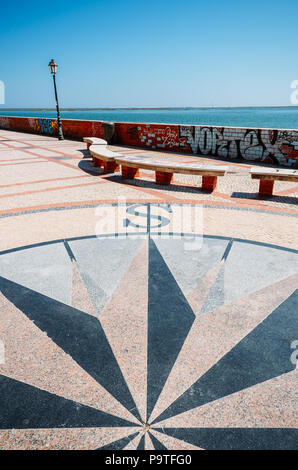 Vue sur une chaussée de pierre mosaïque d'une rose des vents. Banque D'Images