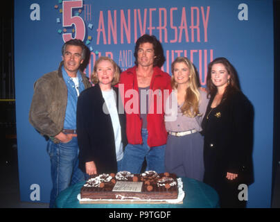 LOS ANGELES, CA - le 23 mars : (L-R) l'acteur John McCook, actrice Susan Flannery, acteur Ronn Moss, actrices Katherine Kelly Lang et Joanna Johnson assister à la 5e anniversaire de 'Gloire et Beauté' soap opera le 23 mars 1992 à CBS Television City à Los Angeles, Californie. Photo de Barry King/Alamy Stock Photo Banque D'Images