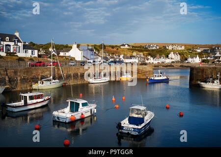 Bateau entrant dans le port de Portpatrick un village côtier écossais Dans le sud-ouest de l'Écosse Banque D'Images