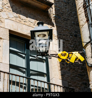 L'indépendance de la Catalogne Les drapeaux sur les balcons dans Catolonia, Gérone, Espagne Banque D'Images