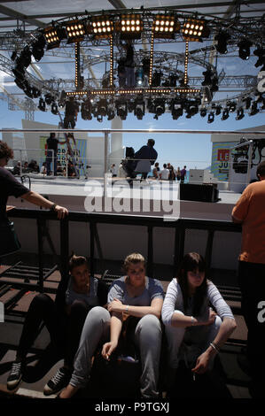 FESTIVAL INTERNATIONAL DU FILM DE CANNES - CANNES FRANCE TEMPS OCCUPÉ PENDANT LE FESTIVAL DU FILM - PODIUM DE LA TÉLÉVISION - CÔTE D'AZUR © F.BEAUMONT Banque D'Images