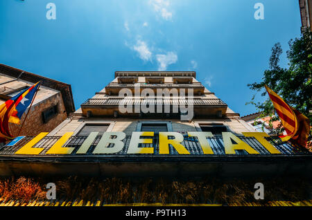 L'indépendance de la Catalogne Les drapeaux sur les balcons dans Catolonia, Gérone, Espagne Banque D'Images