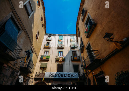 L'indépendance de la Catalogne Les drapeaux sur les balcons dans Catolonia, Gérone, Espagne Banque D'Images