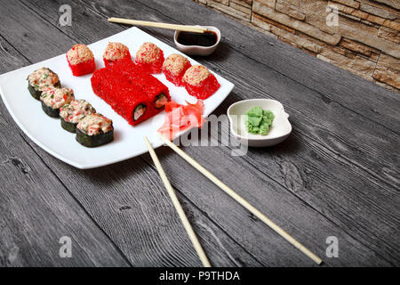 La cuisine japonaise. Sur la table du restaurant joliment aménagé un ensemble de rouleaux, de sauce, de gingembre et de wasabi.