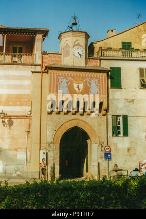 Vue sur la Porta Testa la porte d'entrée du village médiéval Finalborgo, Ligria, Italie Banque D'Images
