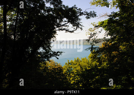 Vue sur le lac d'Albano parmi les branches des arbres, zone touristique de la région des Châteaux Romains, Rome Italie Banque D'Images