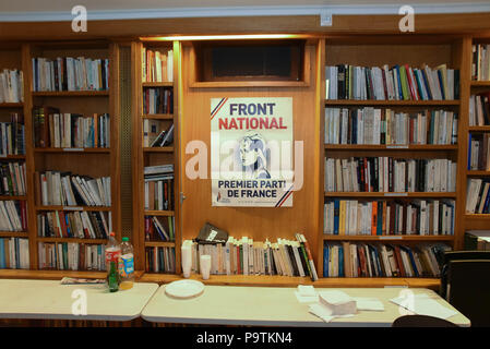 27 mars 2017 - Paris, France : une bibliothèque à l'intérieur du bureau de la section jeunes PN à Paris. La bibliothèque dans les locaux du FNJ, rue Jeanne d'Arc a Paris. *** FRANCE / PAS DE VENTES DE MÉDIAS FRANÇAIS *** Banque D'Images