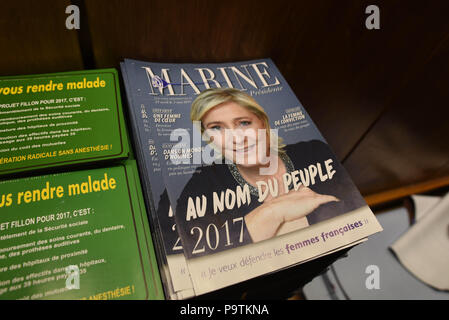 27 mars 2017 - Paris, France : des affiches de Front National Marine Le Pen stocké dans le bureau de la section jeunes PN. Tract electoral a l'effigie de Marine Le Pen dans les locaux du FNJ, rue Jeanne d'Arc a Paris. *** FRANCE / PAS DE VENTES DE MÉDIAS FRANÇAIS *** Banque D'Images