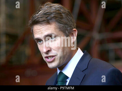 Le secrétaire à la Défense Gavin Williamson parle lors de sa visite au chantier naval de BAE Systems à Glasgow, après que le ministre australien de la Défense Marise Payne ait signé un accord de 20 milliards de livres pour la Royal Australian Navy. Banque D'Images