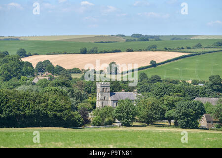 L'église du village de Falmer vu de la South Downs près de Brighton UK Banque D'Images