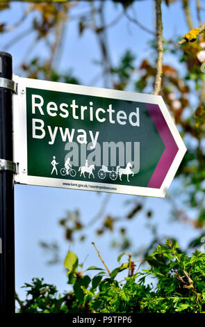 Byway restreint signer dans la campagne autour de Boughton Monchelsea village, Kent, Angleterre. Banque D'Images