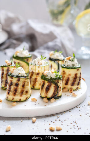 Rouleaux de courgettes grillées farcies au fromage à la crème Banque D'Images