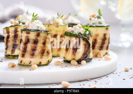 Rouleaux de courgettes grillées farcies au fromage à la crème Banque D'Images