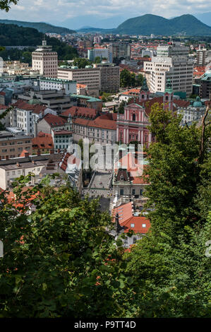 Ljubljana : Vue aérienne de l'église franciscaine de l'Annonciation, l'église paroissiale construite entre 1646 et 1660 dans la place Prešeren, vu de Château Banque D'Images