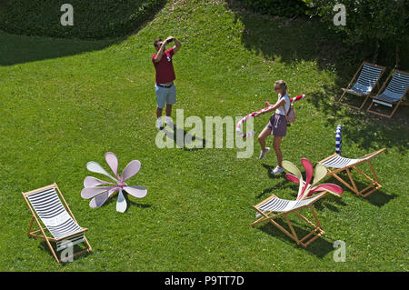 Slovénie : personnes, chaises, des coussins colorés et des décorations pour se détendre sur une pelouse verte dans la forteresse médiévale, château de Ljubljana Banque D'Images