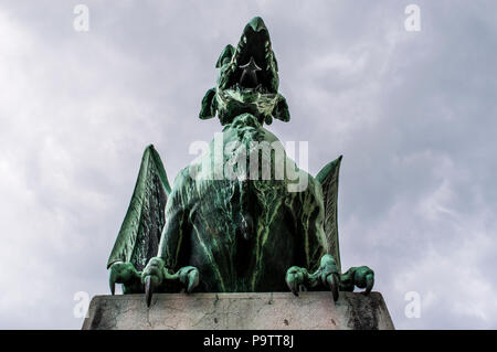 Dragon statue par Jurij Zaninović sur le Pont du Dragon (Zmajski most), le plus célèbre pont de la route de Ljubljana construit au début du xxe siècle Banque D'Images