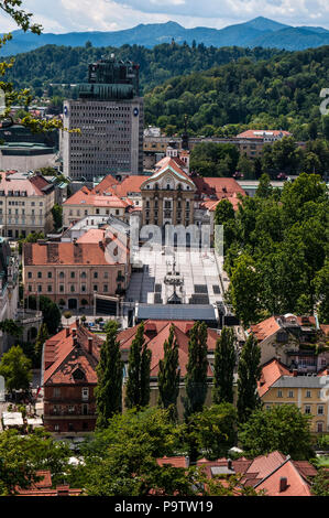 Slovénie : Vue aérienne de la place du Congrès de Ljubljana, construit en 1821 à l'emplacement des ruines d'un ancien monastère capucin, vu de la colline du Château Banque D'Images