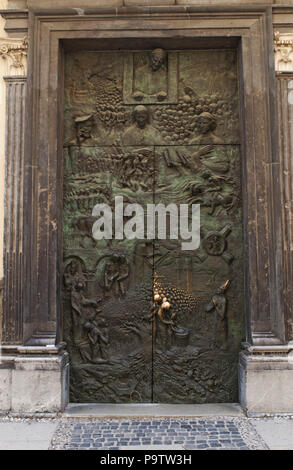 Slovénie : la porte décorée de la cathédrale de Ljubljana, l'église Saint-Nicolas, ancienne église gothique remplacé au xviiie siècle par un bâtiment baroque Banque D'Images